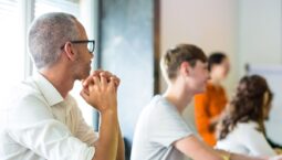 Cônjuges de associados(as) poderão fazer gratuitamente o curso de Inclusão Digital